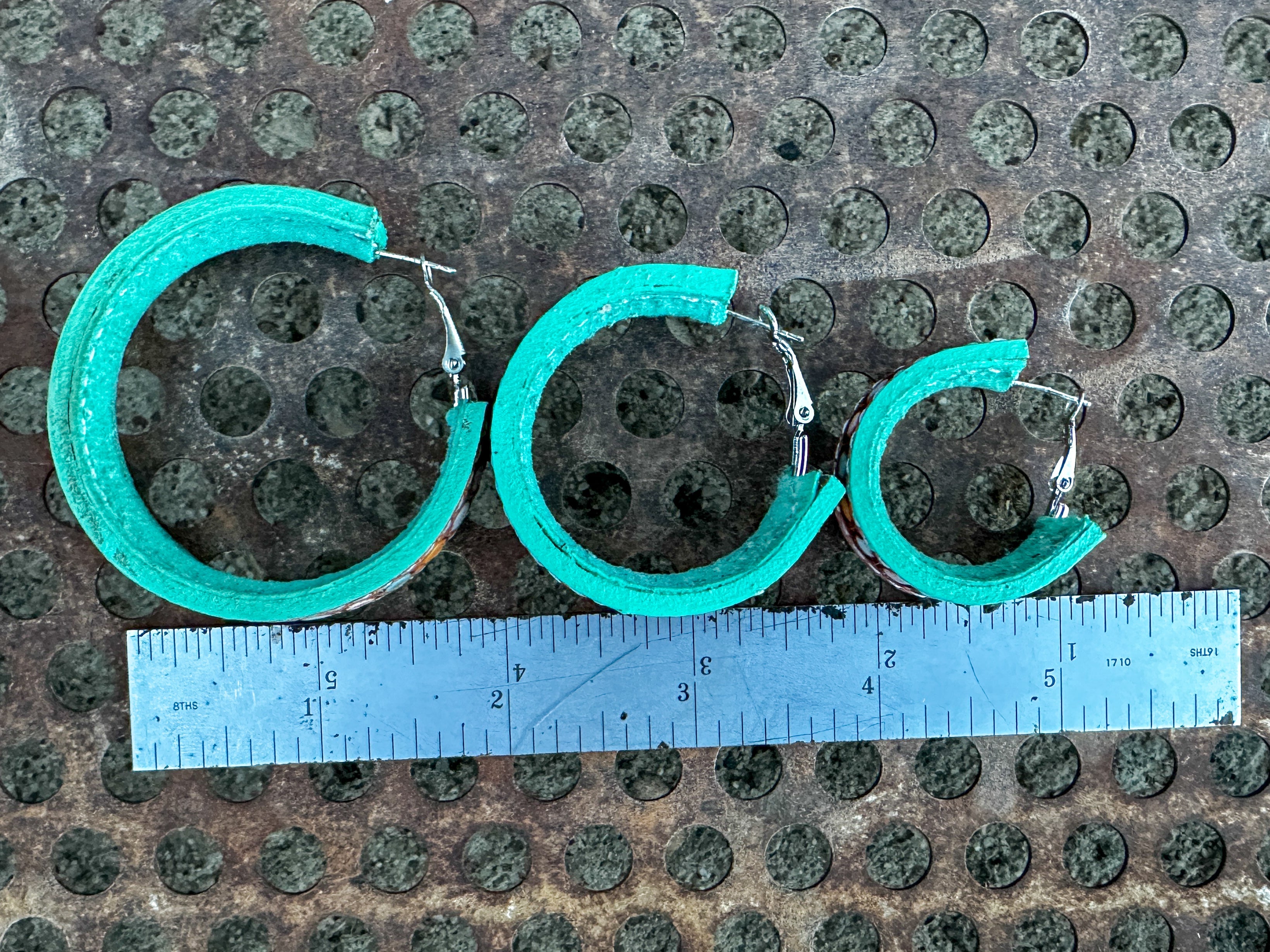 The Dot Vera Hoop Earrings - Medium