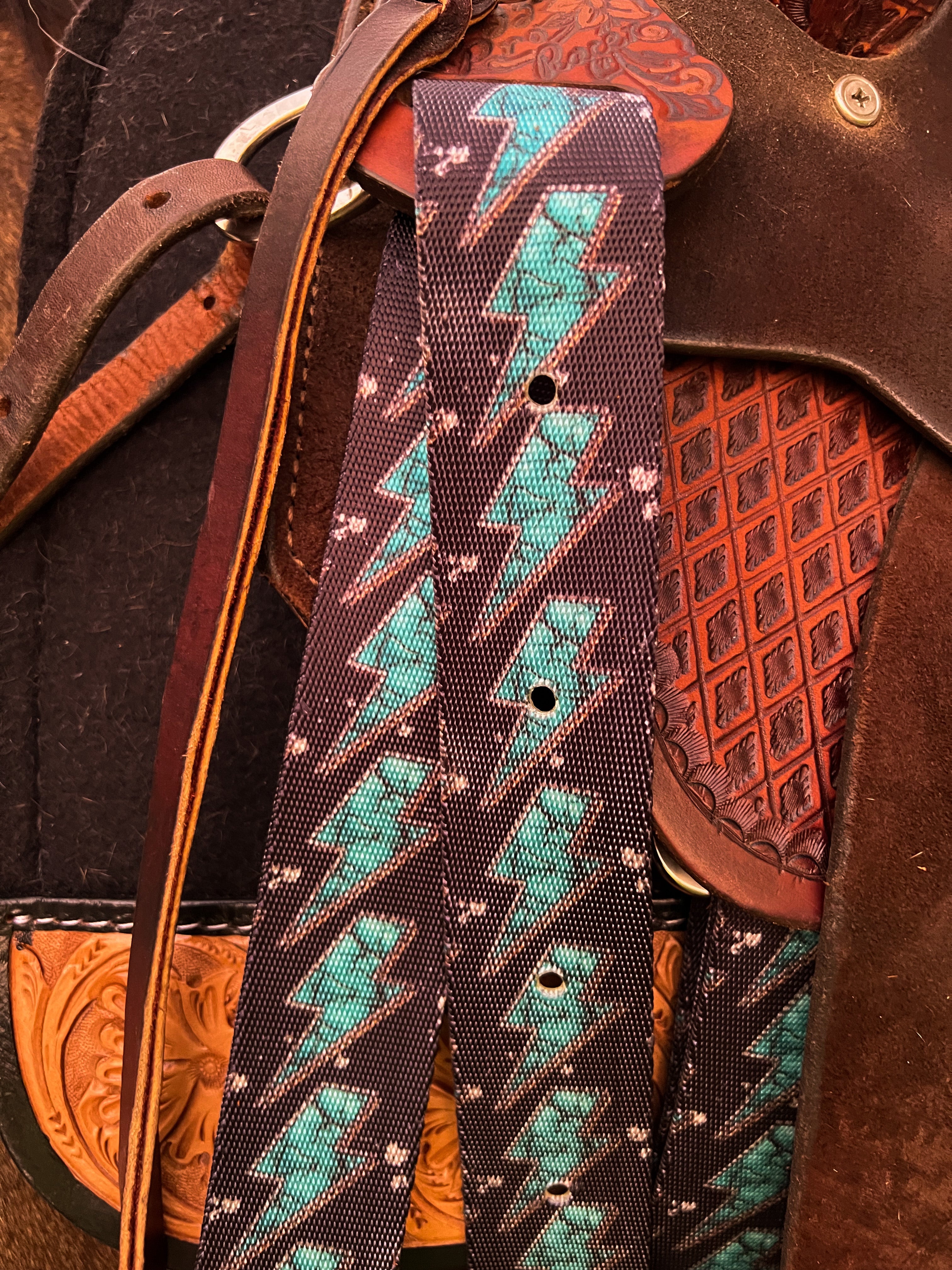 Hustle and Home Turquoise Bolts Print Cinch Strap Set